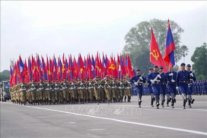 Khối cờ Tổ quốc Lào và cờ Đảng nhân dân cách mạng Lào.