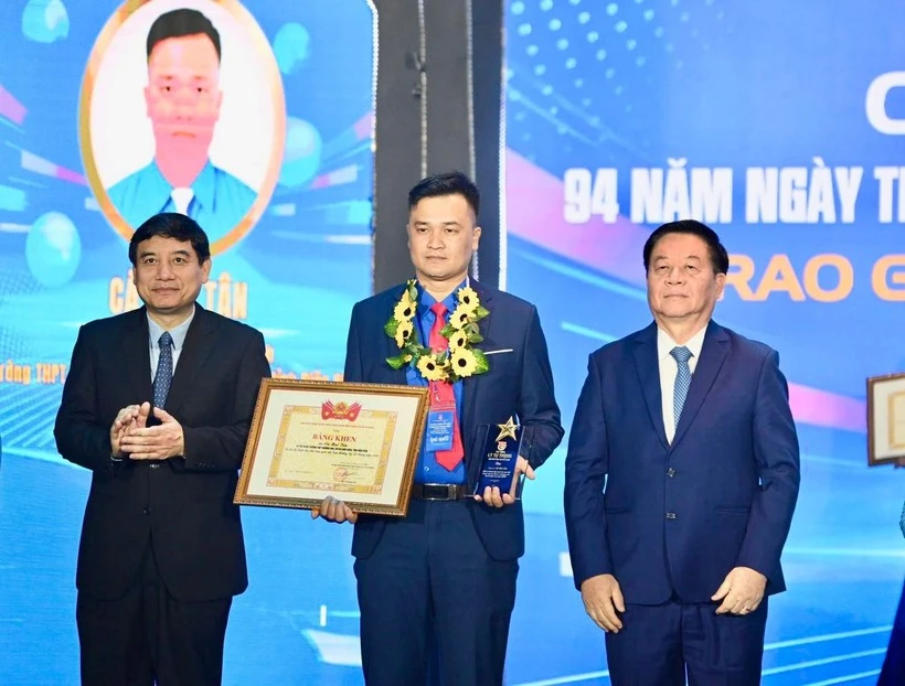Ủy viên Bộ Chính trị, Bí thư Trung ương Đảng, Trưởng Ban Tuyên giáo và Dân vận Trung ương Nguyễn Trọng Nghĩa và Chủ nhiệm Uỷ ban Văn hoá-Giáo dục của Quốc hội Nguyễn Đắc Vinh trao Giải thưởng Lý Tự Trọng. Ảnh: Trung ương Đoàn