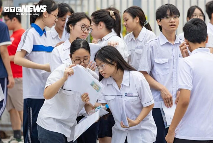 Kỳ thi tốt nghiệp THPT 2026 ghi nhận 45 thủ khoa của 34 tỉnh, thành. Hai thí sinh dẫn đầu cả nước cùng đạt 38,5/40 điểm.
