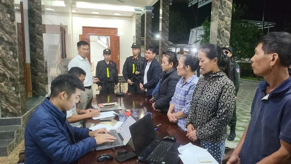 Lực lượng chức năng làm việc với đối tượng vi phạm. (Ảnh: Công an Hà Tĩnh).