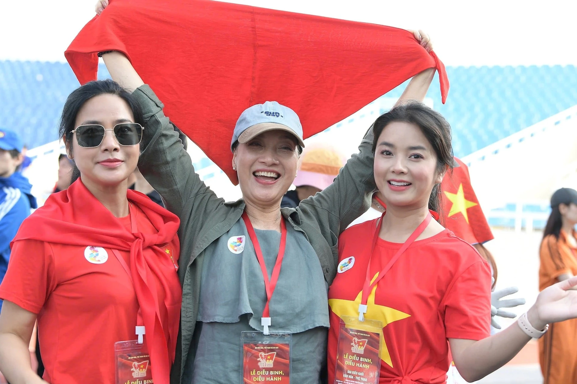 NSND Lê Khanh và nhiều nghệ sĩ nhiệt tình tham gia.