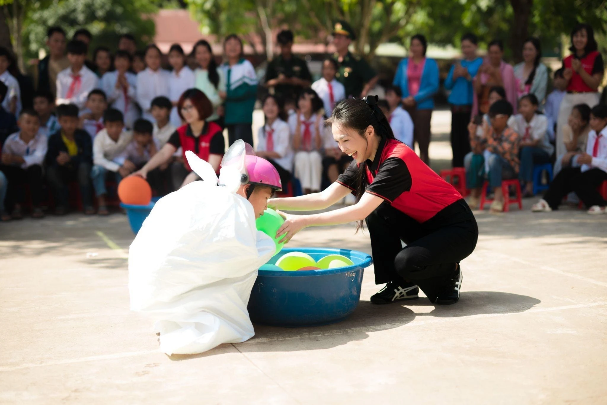 Ca sĩ Hiền Thục tham gia trò chơi cùng học sinh.