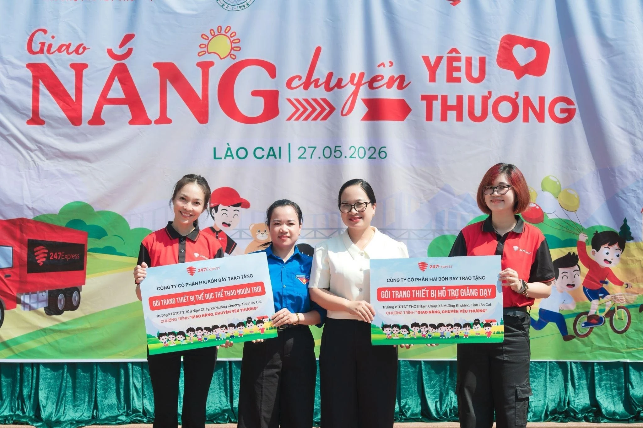 Chương trình "Giao Nắng Chuyển Yêu Thương" trao tặng quà tại Trường Phổ thông Dân tộc bán trú THCS Nậm Chảy.