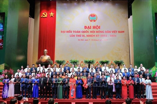 Uỷ viên Bộ Chính trị, Bí thư Trung ương Đảng, Chủ tịch UBTW MTTQ Việt Nam Bùi Thị Minh Hoài và đồng chí Hà Thị Nga, Ủy viên Trung ương Đảng, Phó Chủ tịch - Tổng Thư ký UBTW MTTQ Việt Nam tặng hoa chúc mừng Ban Chấp hành Trung ương Hội Nông dân Việt Nam khoá IX, nhiệm kỳ 2026 - 2031.