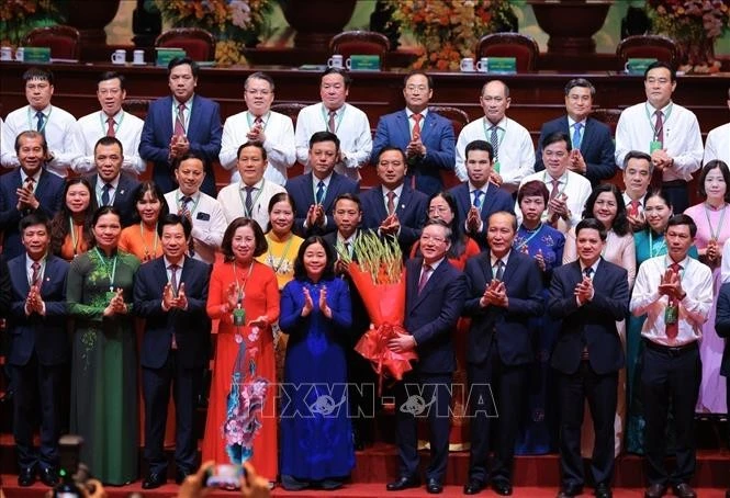 Chủ tịch UBTW MTTQ Việt Nam Bùi Thị Minh Hoài tặng hoa chúc mừng Ban Chấp hành Trung ương Hội Nông dân Việt Nam khoá IX, nhiệm kỳ 2026 - 2031.