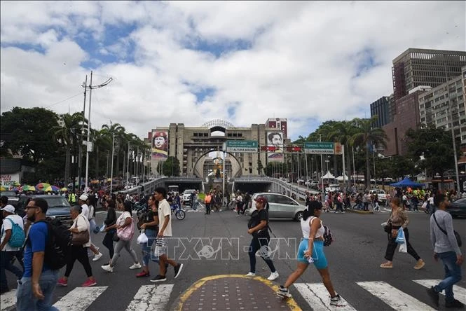 Người dân di chuyển trên đường phố thủ đô Caracas, Venezuela ngày 31/12/2025.