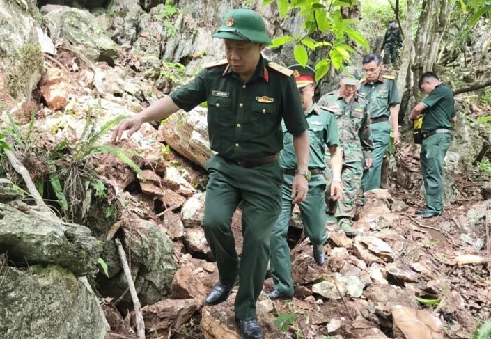 Thiếu tướng Nguyễn Ngọc Ngân, Phó Chủ nhiệm Chính trị Quân khu hành quân cùng lực lượng tìm kiếm, quy tập HCLS lên khu vực tìm kiếm tại điểm cao 400 đá, xã Thanh Thủy (Tuyên Quang).