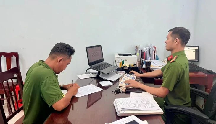 Công an xã Ninh Phước làm việc với N.V.L. Ảnh: CAKH.