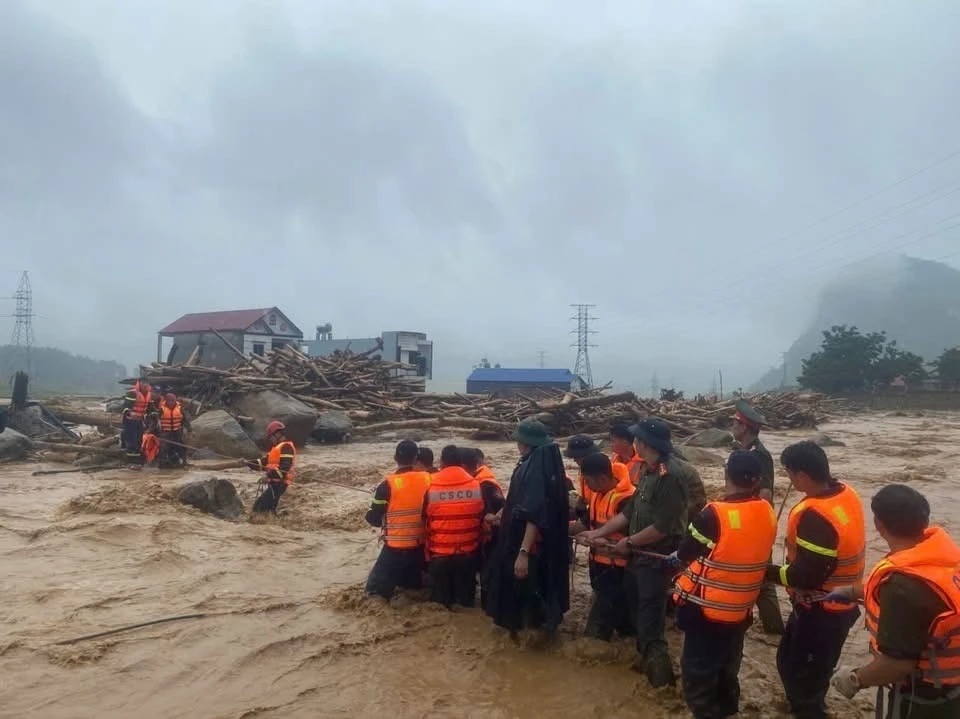 Công an tỉnh Lai Châu huy động lực lượng cứu nạn, cứu hộ, sơ tán người dân trong các ngày 17 và 18/7. Ảnh: CÔNG AN TỈNH LAI CHÂU