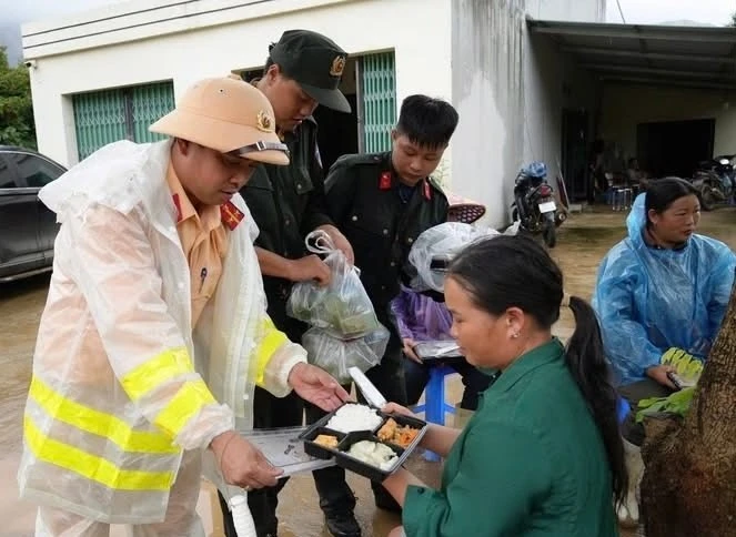Cảnh sát giao thông Công an tỉnh Lai Châu huy động 100% quân số hỗ trợ người dân sơ tán tránh lũ ngày 17 và 18/7. Ảnh: CÔNG AN TỈNH LAI CHÂU