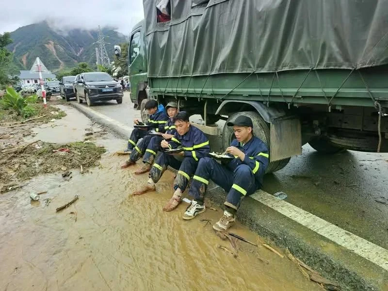 Bữa trưa của cán bộ chiến sĩ tham gia cứu nạn, cứu hộ ở tỉnh Lai Châu, ngày 18/7. Ảnh: CÔNG AN TỈNH LAI CHÂU