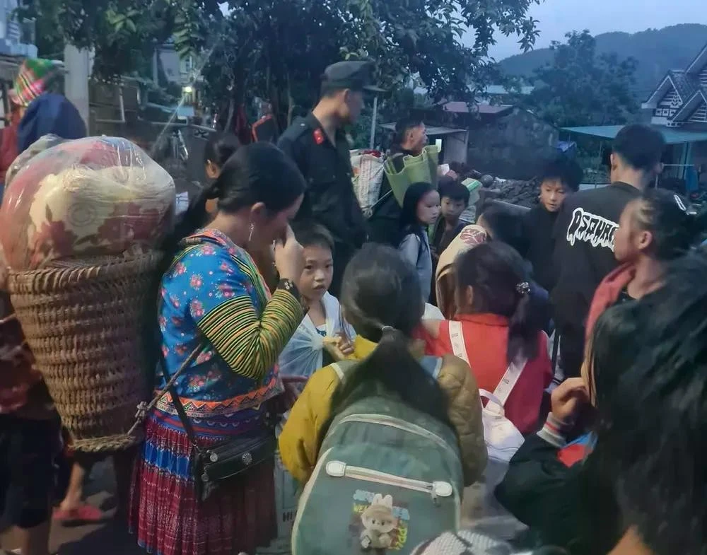 Cảnh sát cơ động Công an tỉnh Lai Châu vận động người dân sơ tán tránh mưa lũ ngày 17 và 18/7. Ảnh: CÔNG AN TỈNH LAI CHÂU