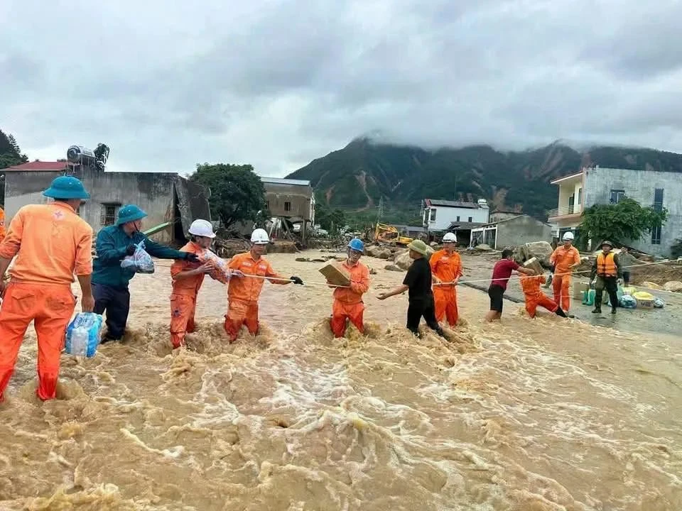 Các đơn vị điện lực tham gia khắc phục hậu quả mưa lũ tại xã Mường Than, ngày 18-7. Ảnh: ĐIỆN LỰC TỈNH LAI CHÂU