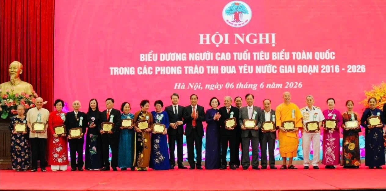 Các đồng chí lãnh đạo biểu dương, tôn vinh 169 người cao tuổi tiêu biểu trong các phong trào thi đua yêu nước giai đoạn 2016 - 2026.