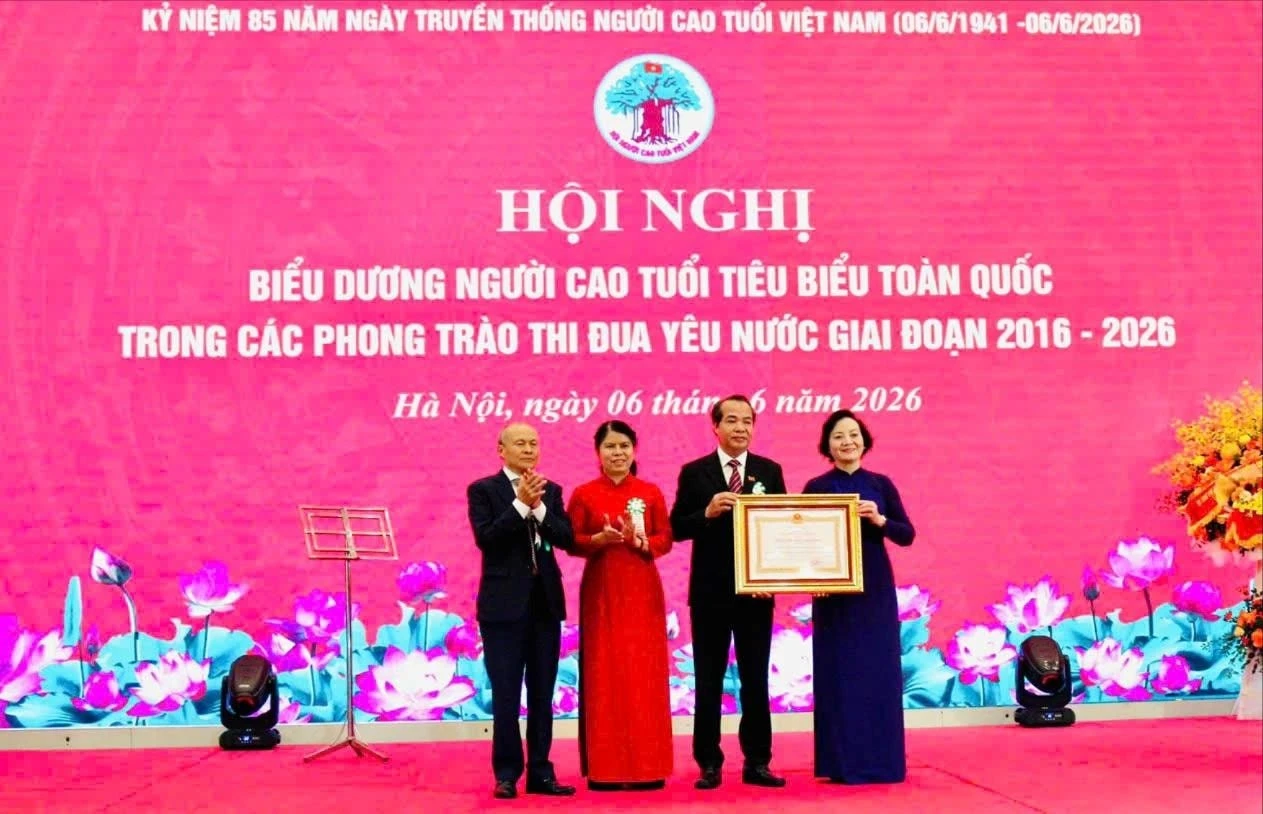 Bí thư Trung ương Đảng, Phó Thủ tướng Chính phủ Phạm Thị Thanh Trà trao tặng Huân chương Lao động hạng Ba cho Văn phòng Trung ương Hội Người cao tuổi Việt Nam.