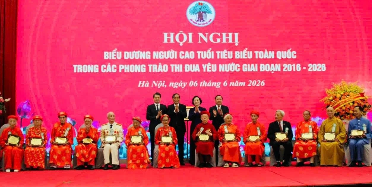 Các đồng chí lãnh đạo biểu dương, tôn vinh 169 người cao tuổi tiêu biểu trong các phong trào thi đua yêu nước giai đoạn 2016 - 2026.
