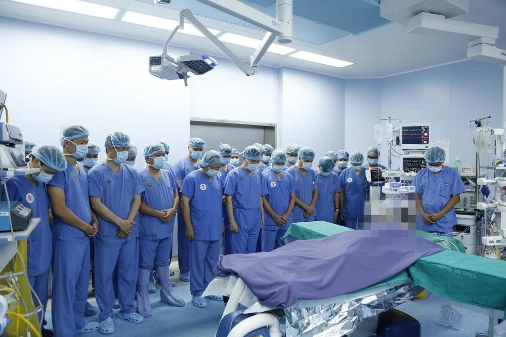 Các bác sĩ Bệnh viện Việt Đức tri ân một người chết não hiến mô, tạng cho y học. Ảnh: NGỌC SƠN
