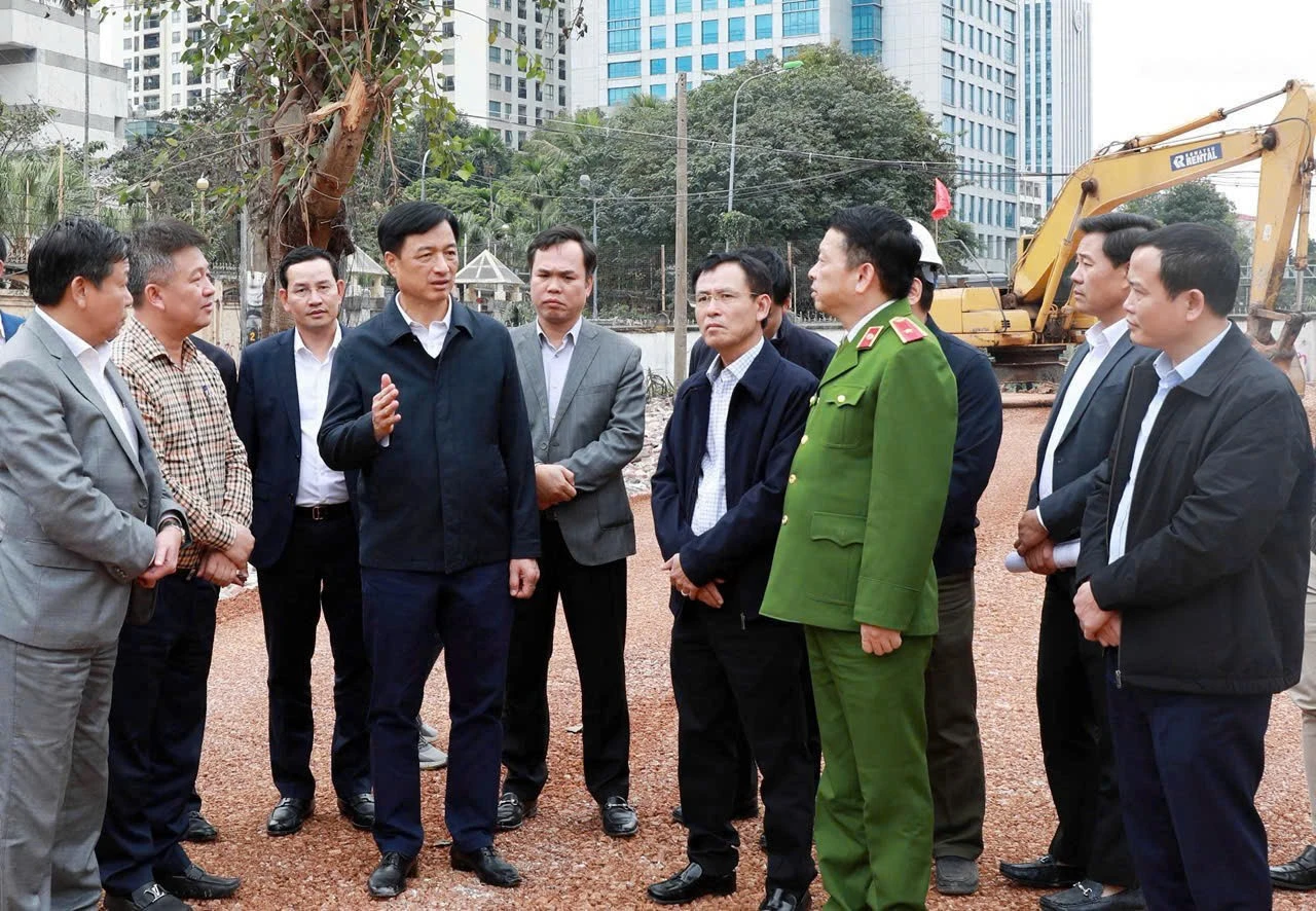 Bí thư Thành ủy Hà Nội Nguyễn Duy Ngọc kiểm tra thực địa việc triển khai dự án đường Vành đai.