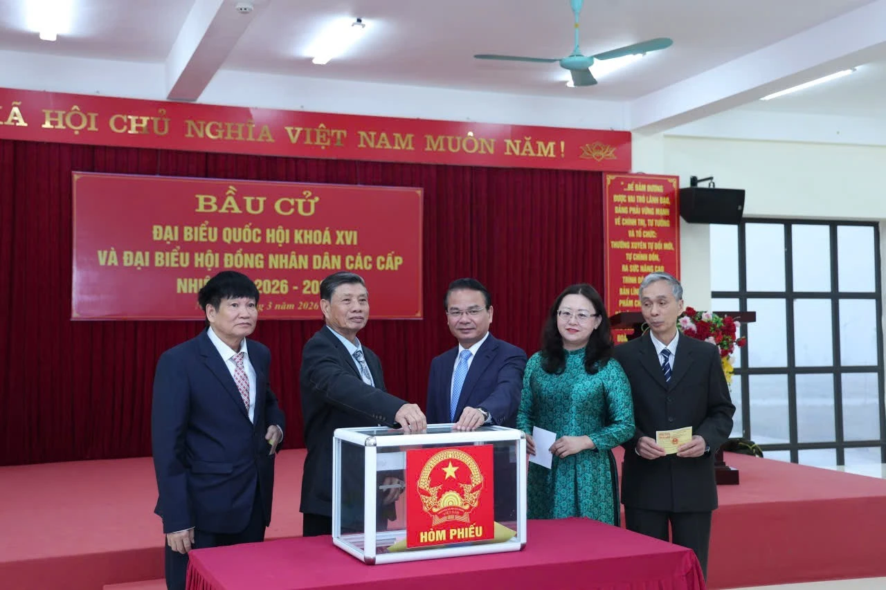 Đồng chí Đặng Xuân Phong - Phó Chủ nhiệm Thường trực Văn phòng Chính phủ; đồng chí Giàng Thị Dung - Phó Bí thư Tỉnh ủy, Chủ tịch Ủy ban MTTQ tỉnh dự lễ khai mạc bầu cử và bỏ phiếu tại Khu vực bỏ phiếu số 8, phường Cam Đường.