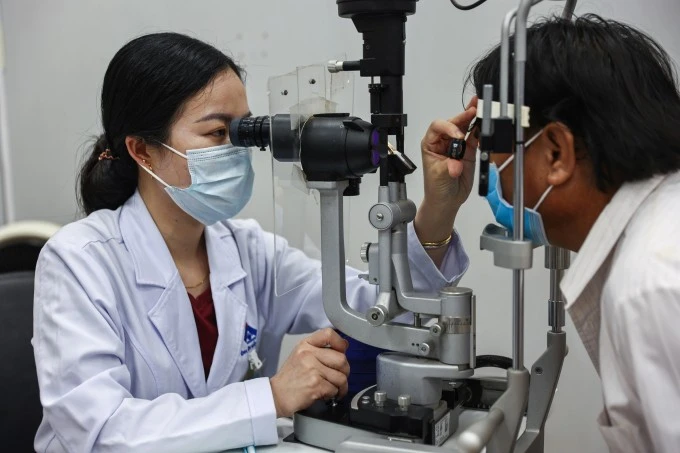 Bác sĩ, nhân viên y tế bệnh viện mắt TP HCM khám bệnh cho người dân, tháng 7/2025.