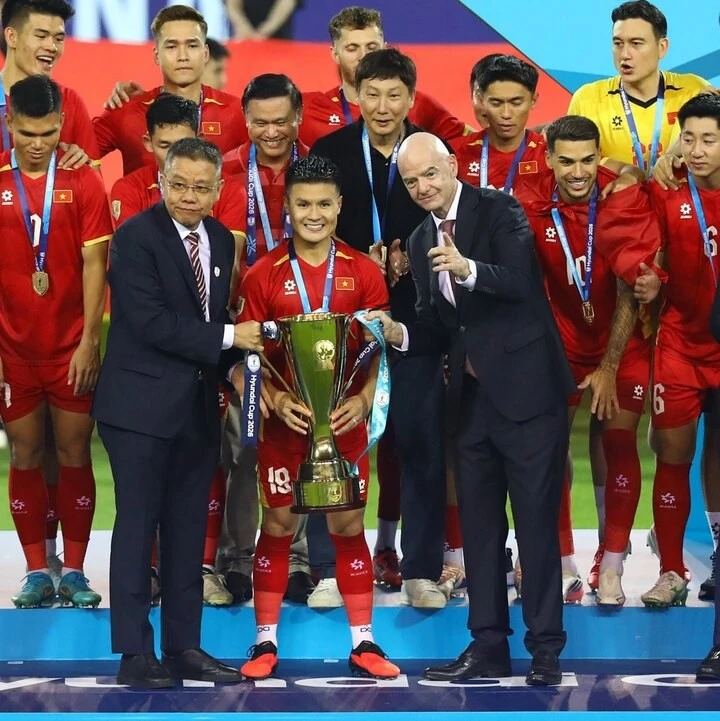 Chủ tịch FIFA trực tiếp trao cúp cho đội tuyển Việt Nam. (Ảnh: @gianni_infantino/Instagram)