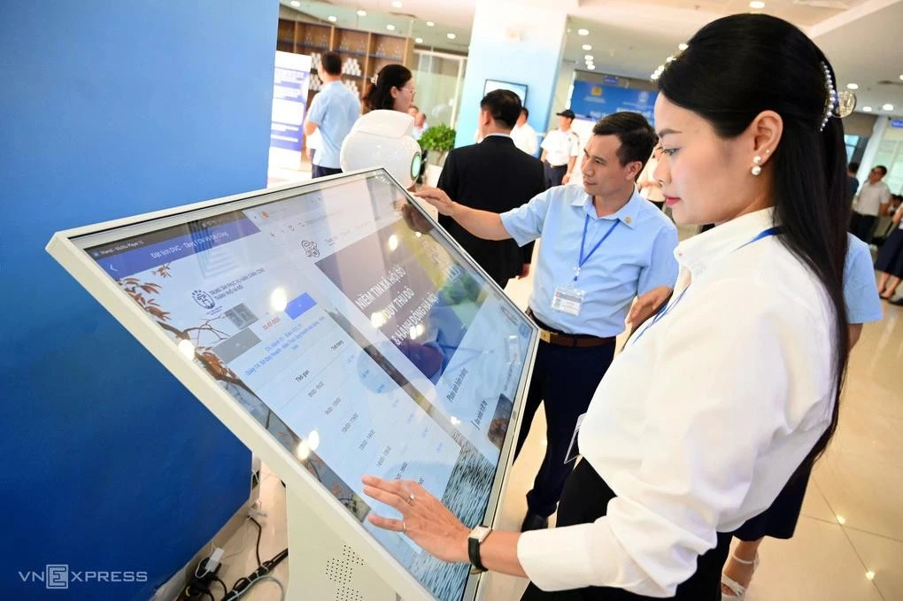 Người dân đến làm thủ tục hành chính tại Trung tâm phục vụ hành chính công TP Hà Nội, tháng 7/2025. Ảnh: Giang Huy