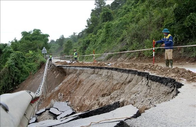 Lực lượng chức năng tỉnh Nghệ An đã bố trí người cắm thiết bị cảnh bảo ở các điểm sạt lở cho các phương tiện giao thông đi qua.