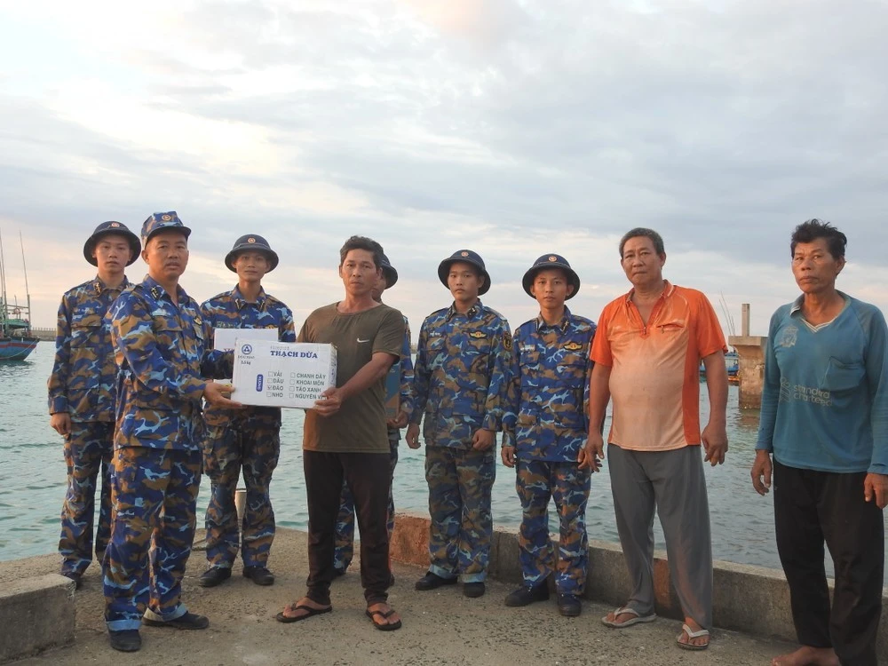 Lực lượng trên đảo hỗ trợ ngư dân.