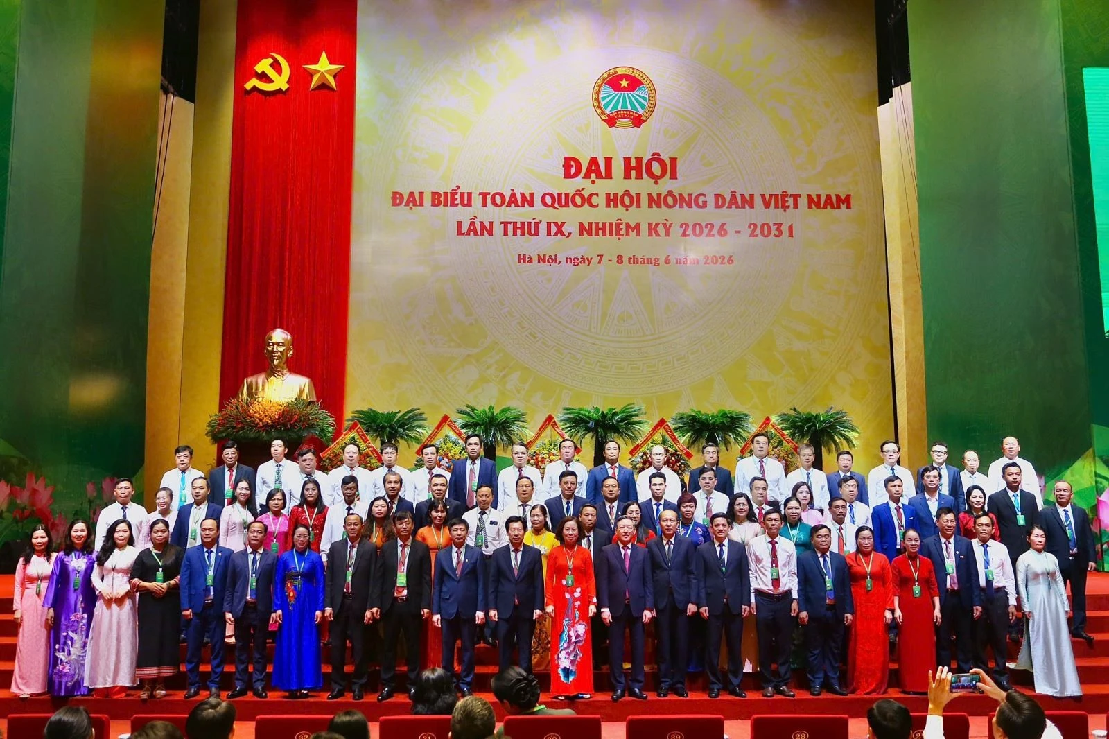 Ban Chấp hành Trung ương Hội Nông dân khóa IX ra mắt Đại hội với 81 đồng chí.