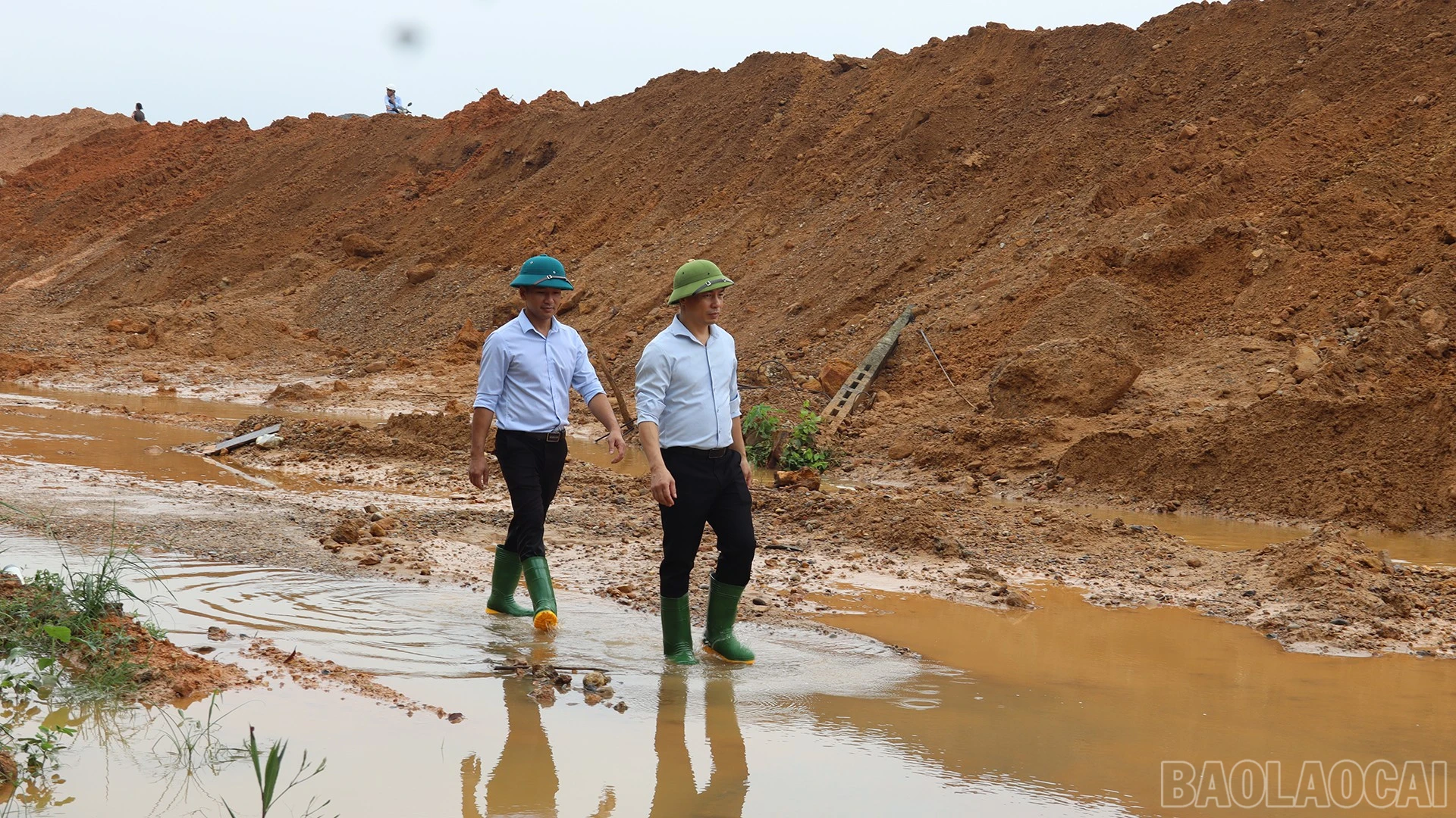 Ngay trong sáng 01/7, phường Âu Lâu đã huy động 63 người gồm lực lượng xung kích, dân quân cơ động cùng các phương tiện để hỗ trợ người dân di dời người và tài sản đến nơi an toàn.