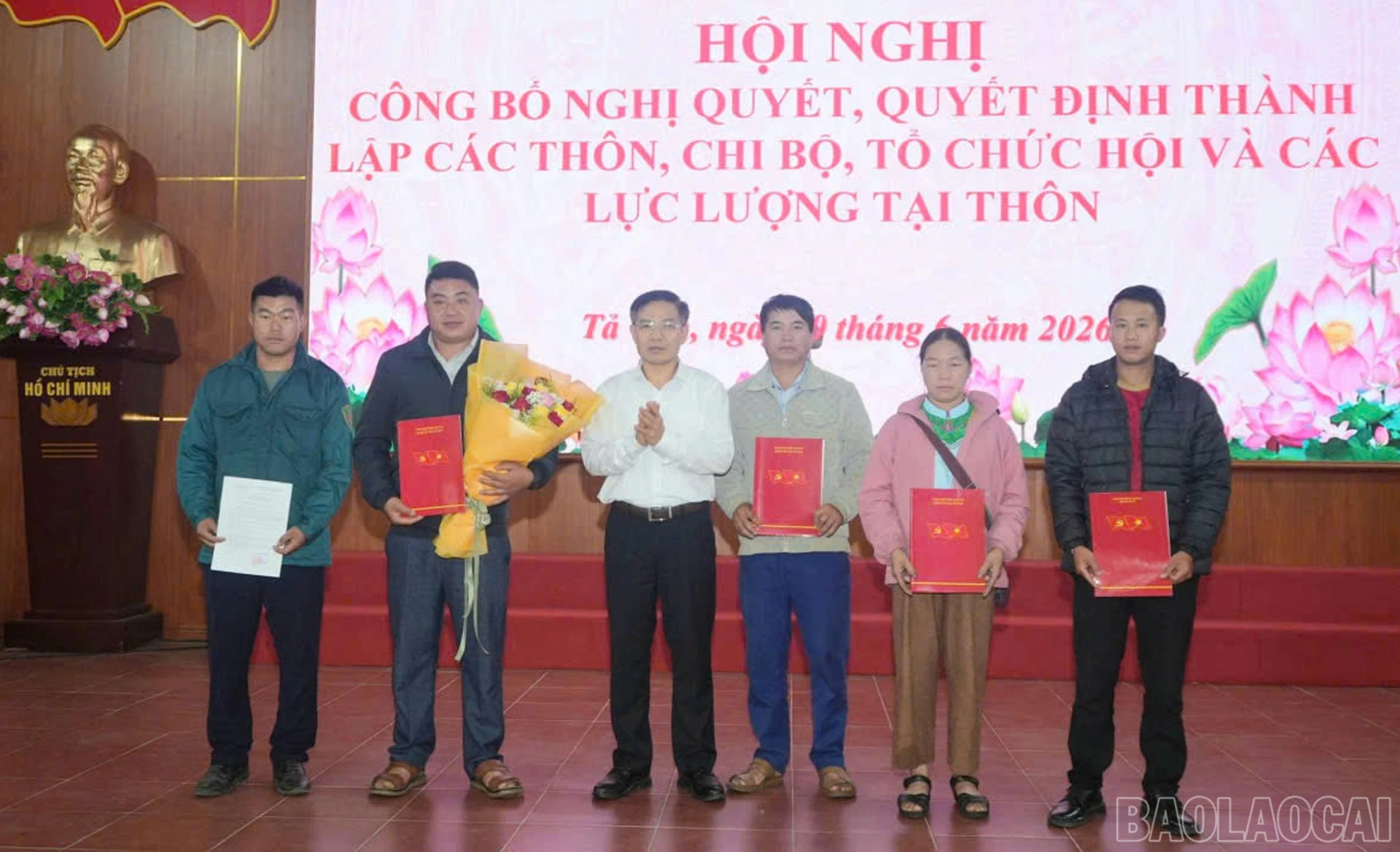 baolaocai-br_dong-chi-do-van-tan-bi-thu-dang-uy-chu-tich-hdnd-xa-trao-quyet-dinh-va-tang-hoa-chuc-mung-he-thong-chinh-tri-thon-moi.jpg