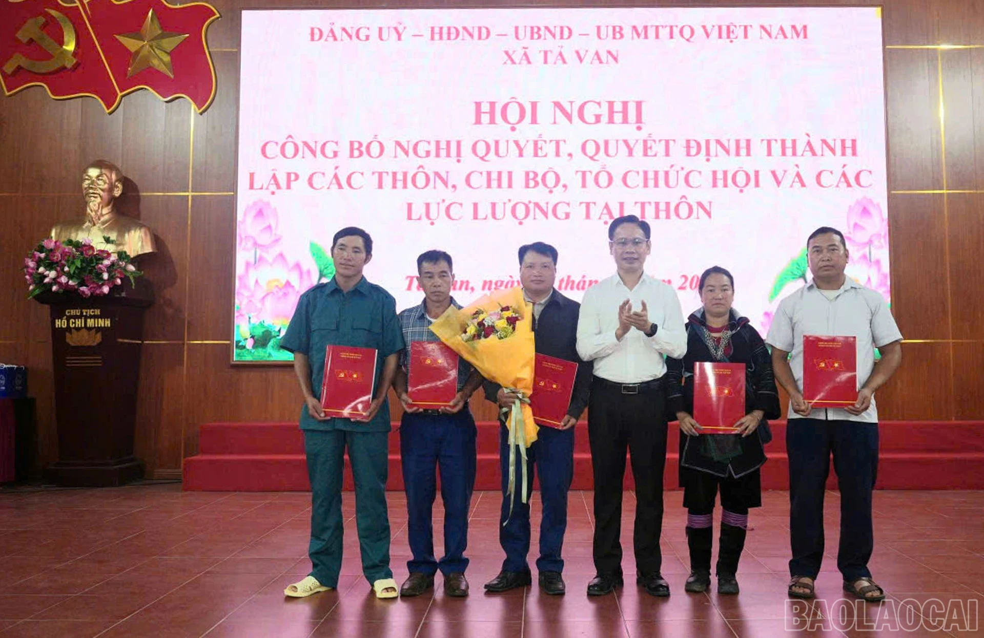 baolaocai-br_dong-chi-cao-ba-quy-pho-bi-thu-dang-uy-chu-tich-ubnd-xa-trao-quyet-dinh-avf-tang-hoa-chuc-mung-cho-he-thong-chinh-tri-thon-moi.jpg
