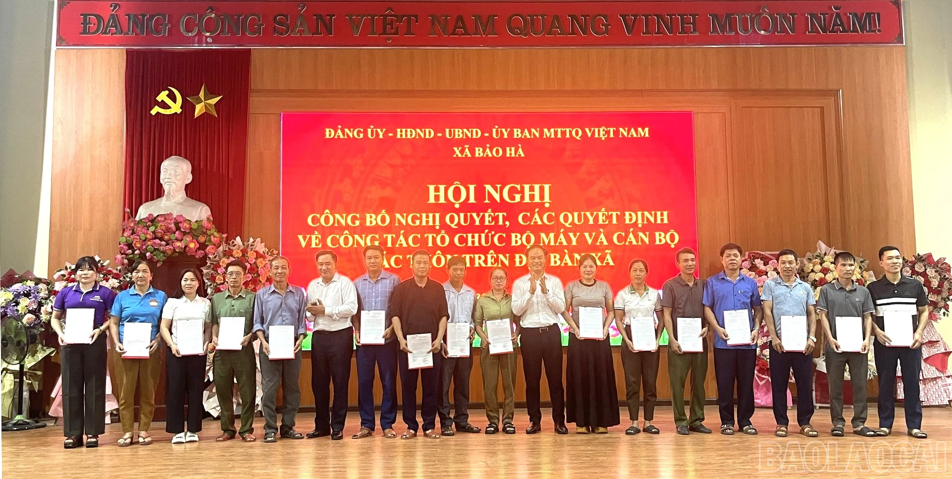 baolaocai-br_trao-quyet-dinh-chi-dinh-bi-thu-thon-tren-dia-ban.jpg