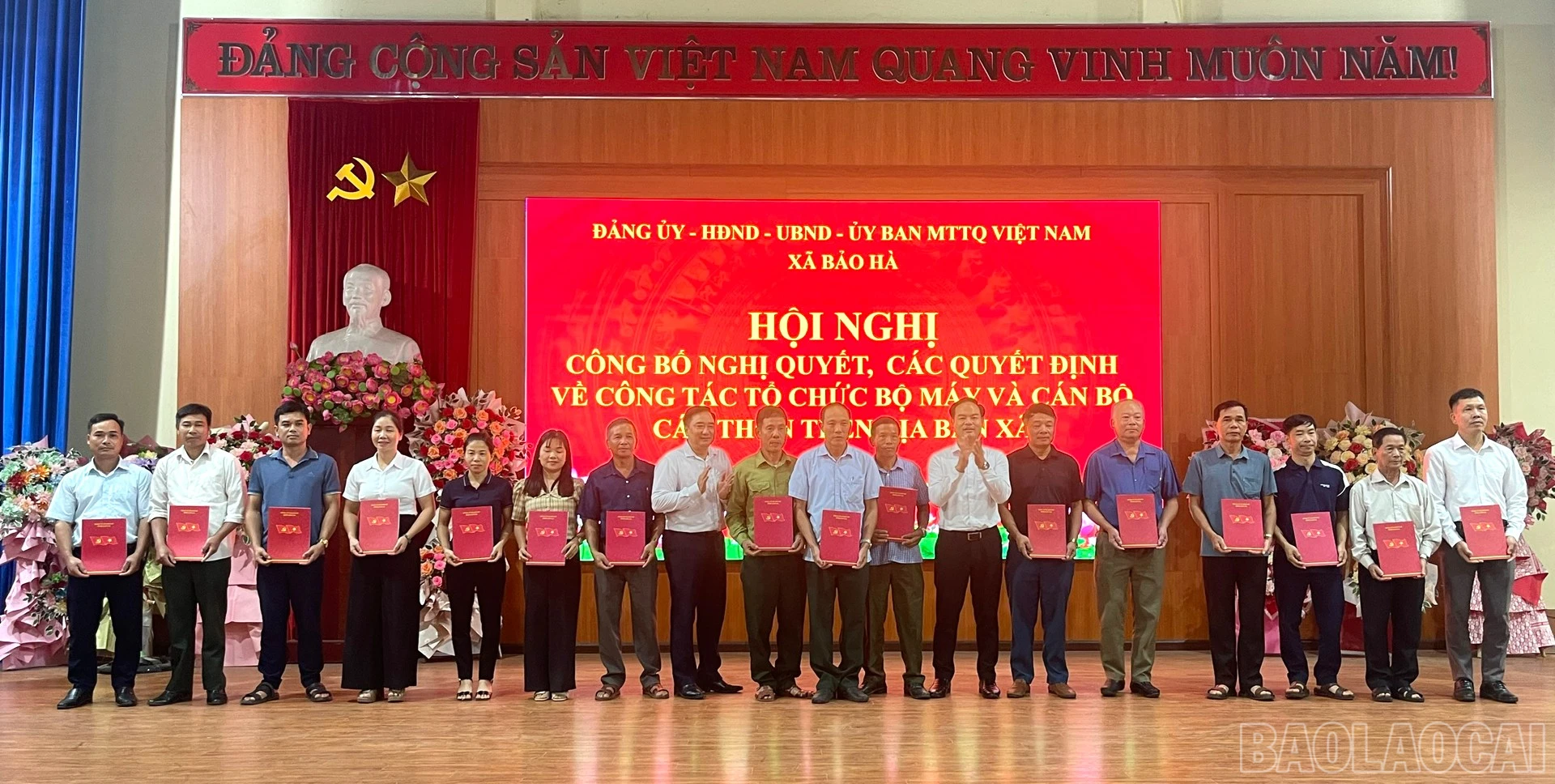 baolaocai-br_trao-quyet-dinh-chi-dinh-cac-bi-thu-chi-bo.jpg