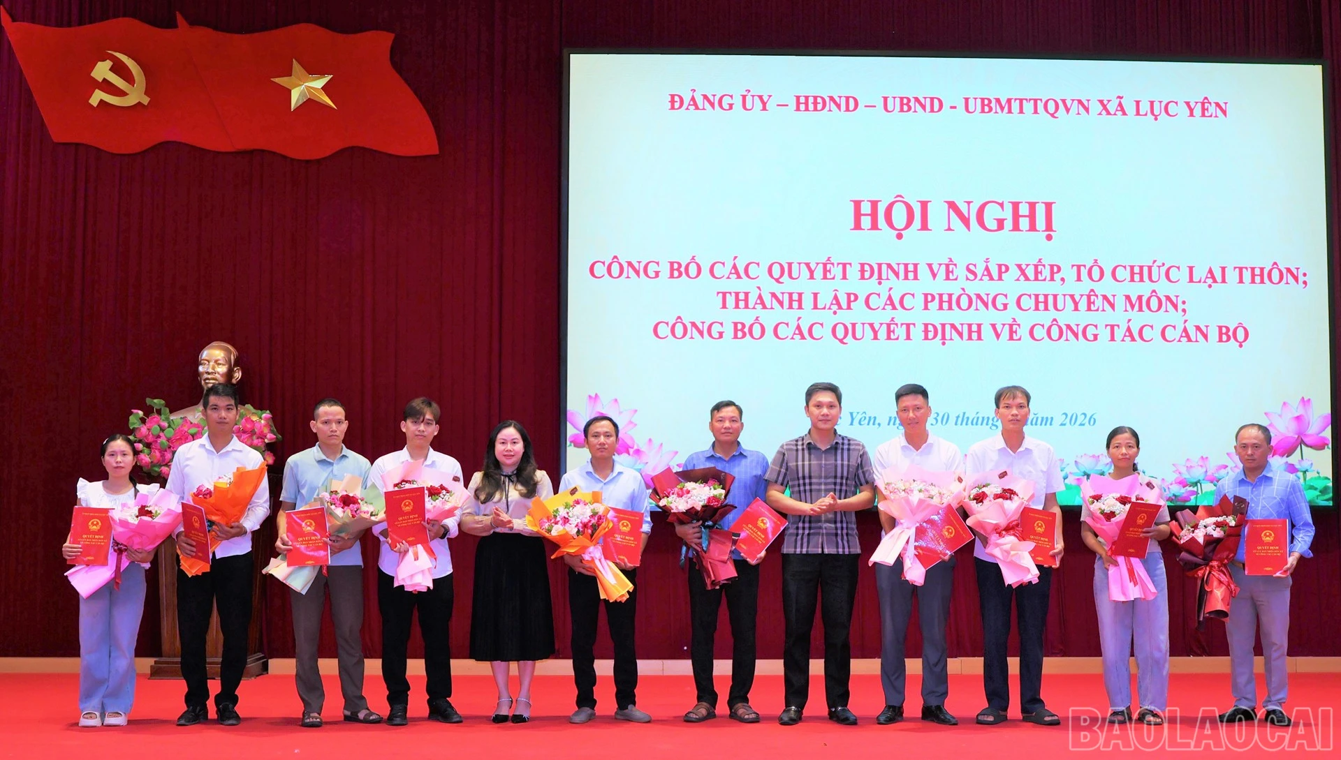 Trao quyết định, tặng hoa chúc mừng 10 trưởng thôn lâm thời mới.