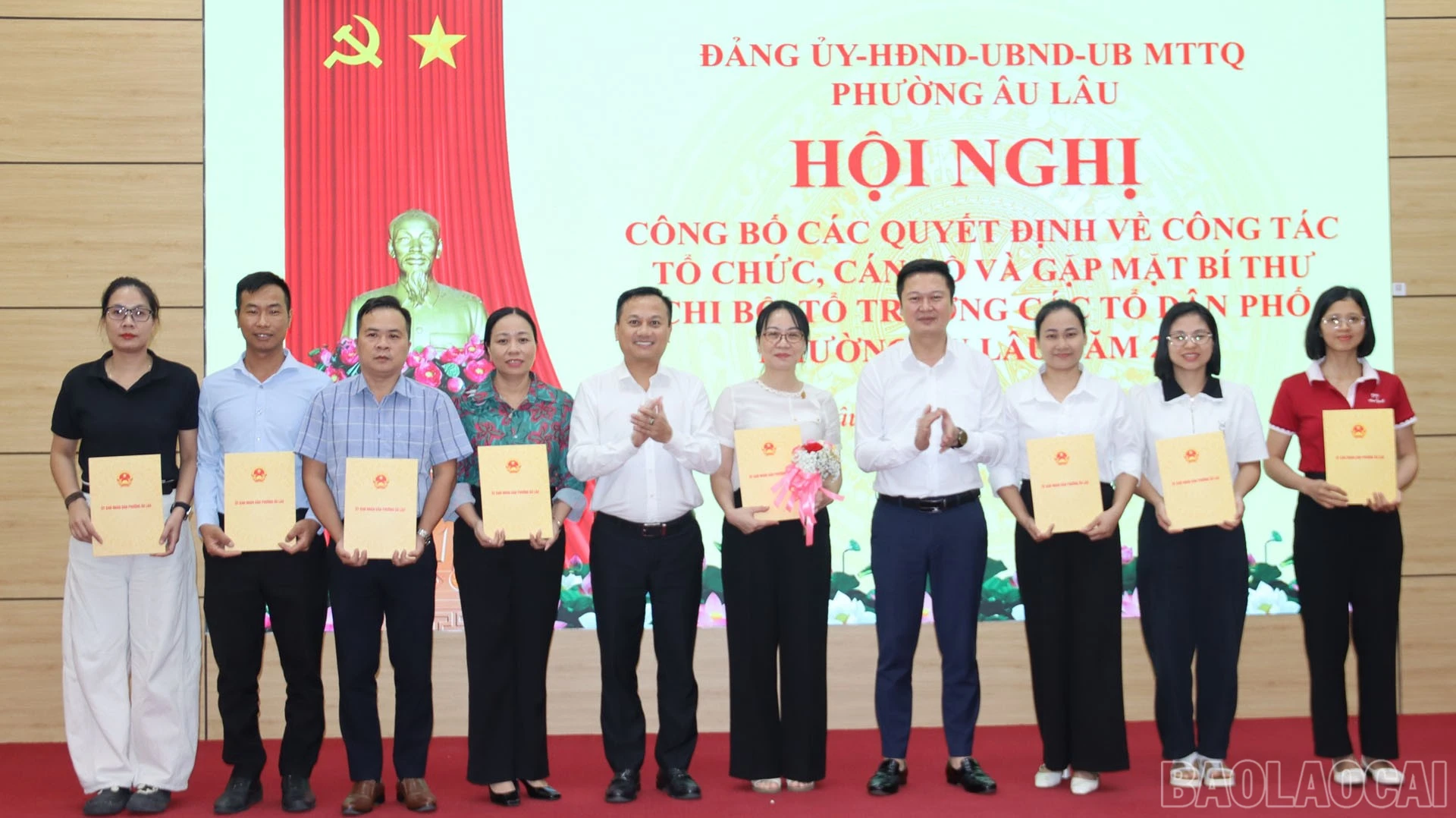 Lãnh đạo phường trao quyết định thành lập Phòng Nông nghiệp và Môi trường.