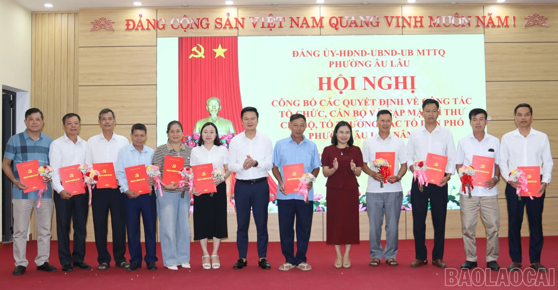 baolaocai-br_lanh-dao-phuong-trao-quyet-dinh-thanh-lap-11-chi-bo-to-dan-pho-anh-thanh-nghi-29.jpg
