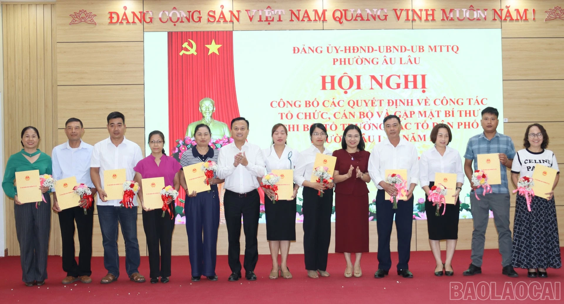 baolaocai-br_lanh-dao-phuong-trao-quyet-dinh-chi-dinh-11-to-truong-to-dan-pho-anh-thanh-nghi-36.jpg