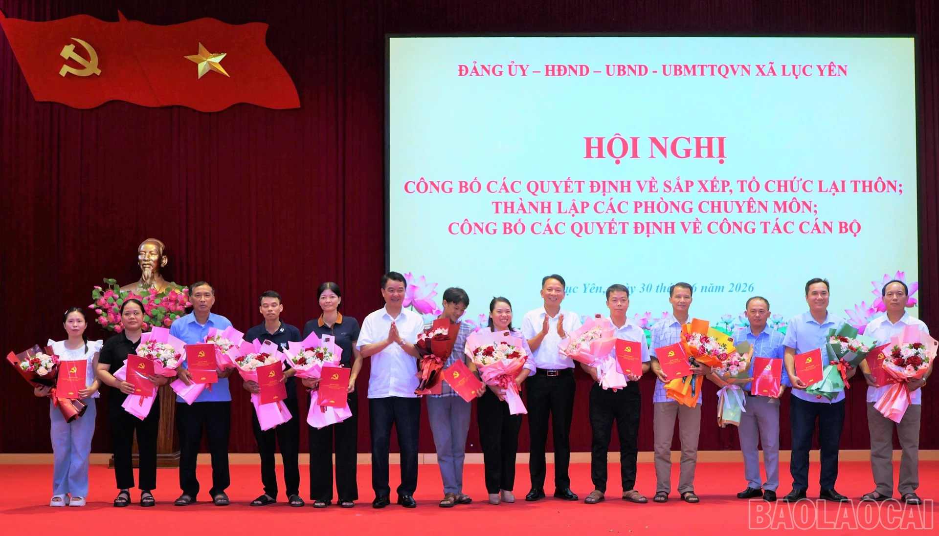 baolaocai-br_lanh-dao-xa-luc-yen-trao-quyet-dinh-va-tang-hoa-chuc-mung-chi-uy-chi-bo-cac-thon-thuc-hien-sap-xep.jpg