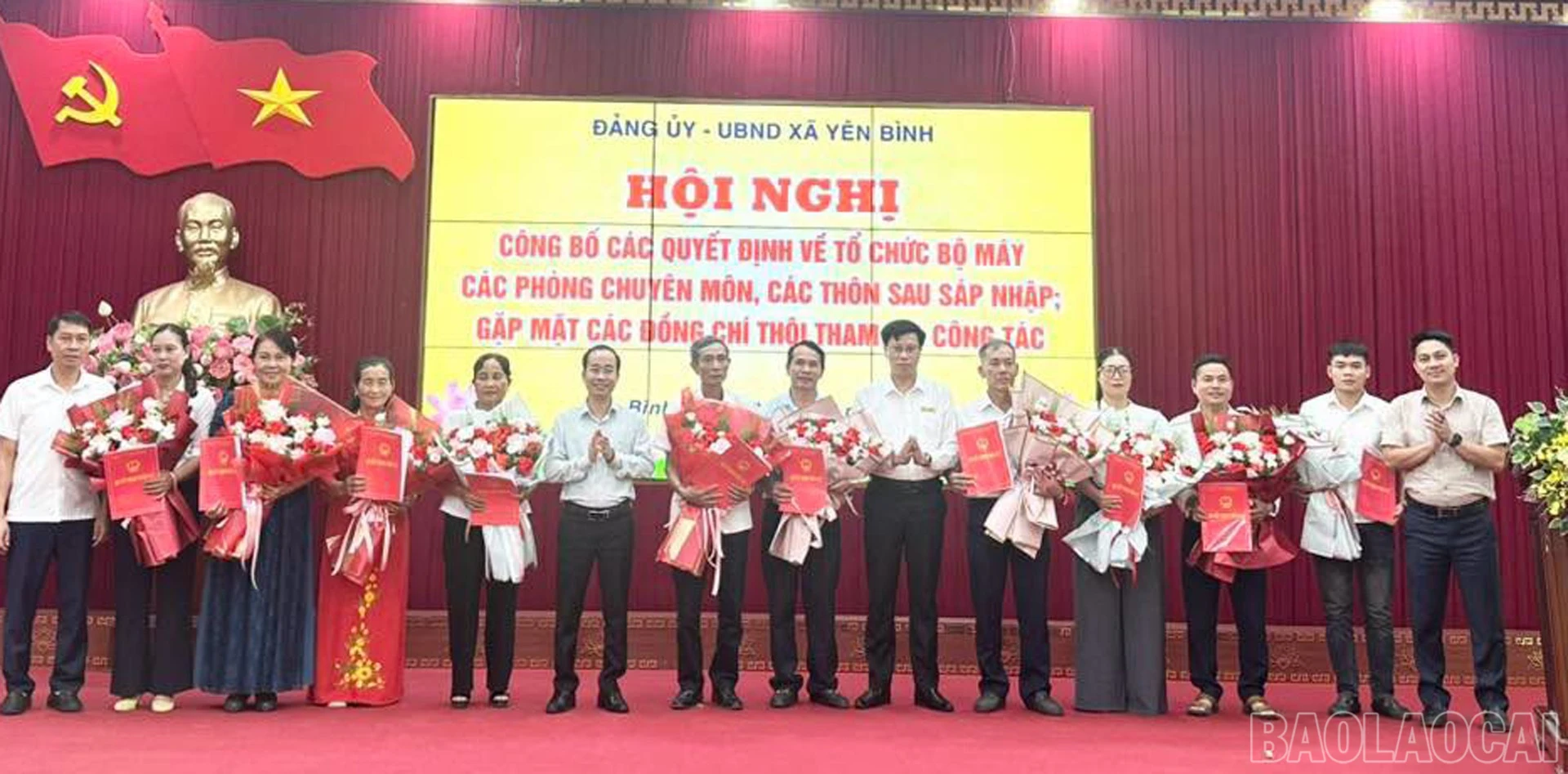 Các đồng chí lãnh đạo xã Yên Bình tặng hoa chúc mừng các đồng chí được chỉ định trưởng thôn lâm thời.