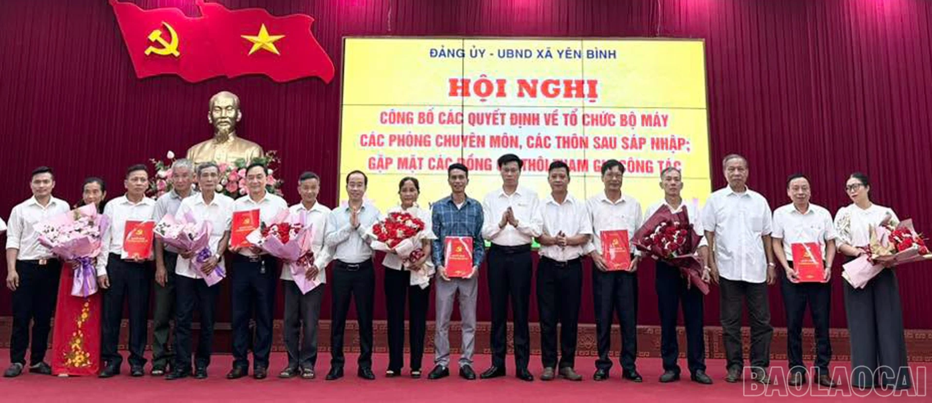 Các đồng chí lãnh đạo xã Yên Bình tặng hoa chúc mừng các đồng chí bí thư chi bộ mới.