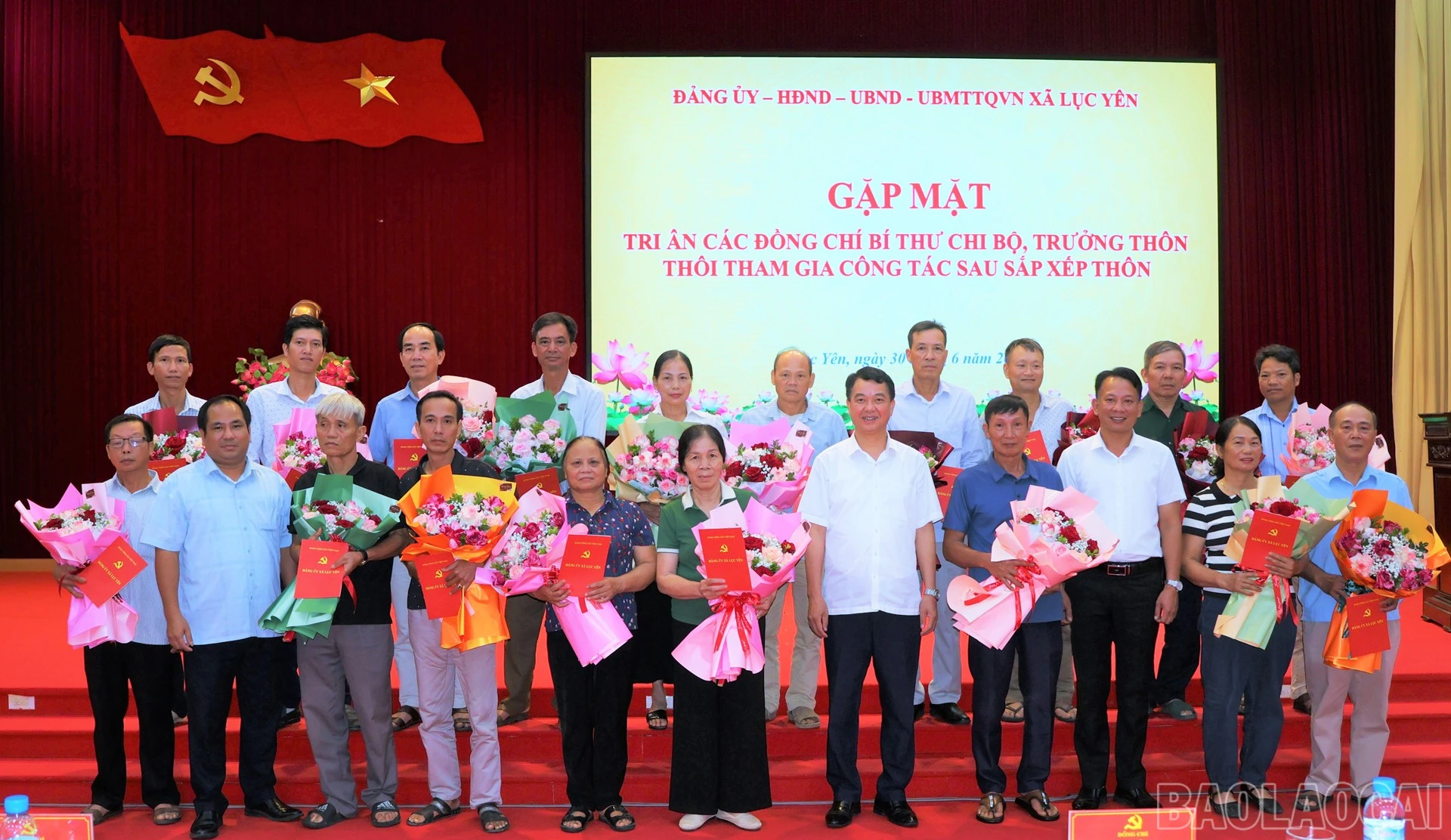 Các đồng chí lãnh đạo xã tặng quà tri ân các bí thư chi bộ không tham gia chi ủy chi bộ sau sắp xếp.