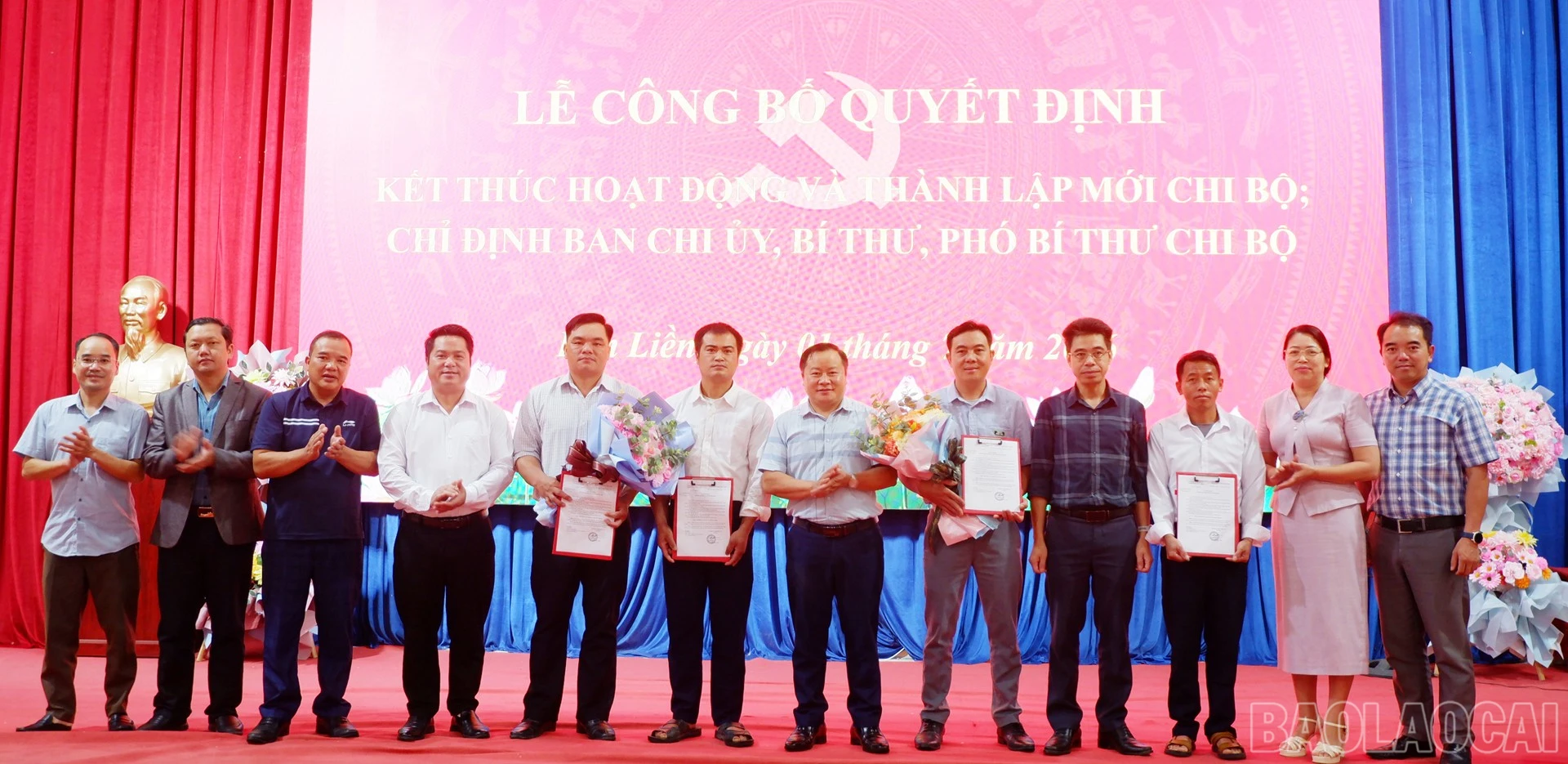 Ban tổ chức trao quyết định nhân sự chủ chốt của các thôn.