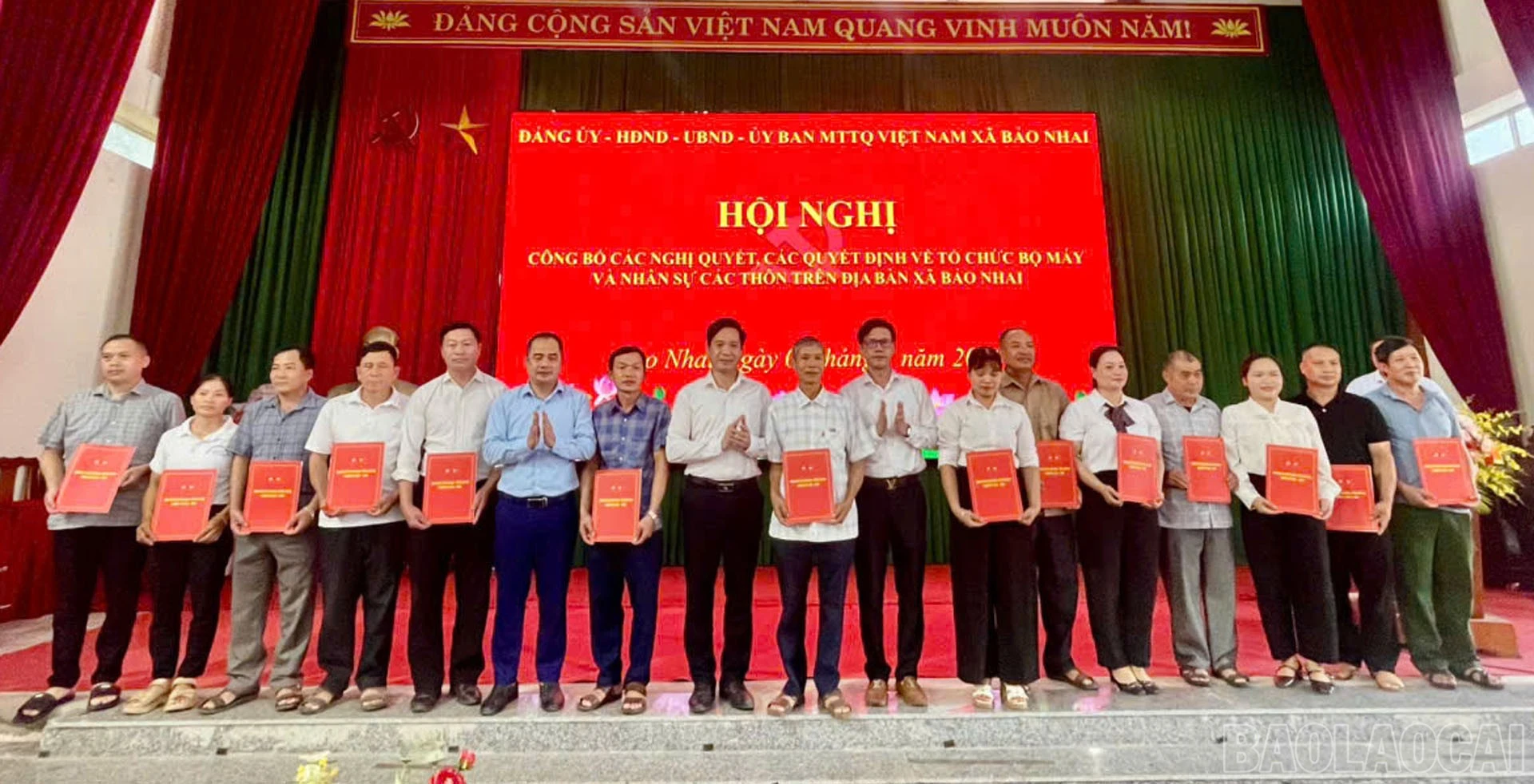 Lãnh đạo xã trao các quyết định cho các bí thư chi bộ.