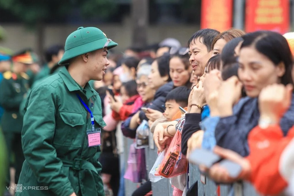 Thanh niên lên đường nhập ngũ thực hiện nghĩa vụ quân sự tại điểm giao, nhận quân số 4 Ban Chỉ huy phòng thủ khu vực 3 – Hồng Hà, Hà Nội, tháng 3/2026. Ảnh: Giang Huy
