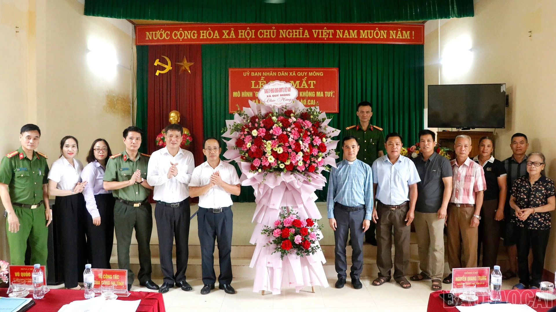 baolaocai-br_lanh-dao-cong-an-tinh-lanh-dao-xa-quy-mong-tang-hoa-chuc-mung-ra-mat-giao-ho-dai-thang-khong-ma-tuy.jpg