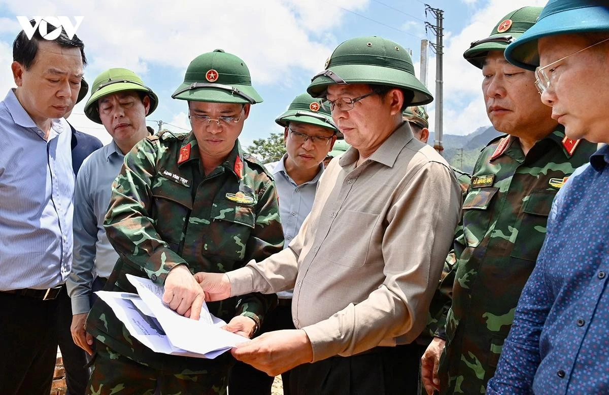 Phó Thủ tướng Hồ Quốc Dũng thị sát vùng lũ Mường Than.