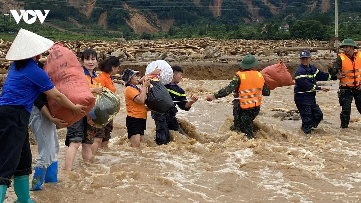 Các lực lượng cứu trợ tại vùng lũ