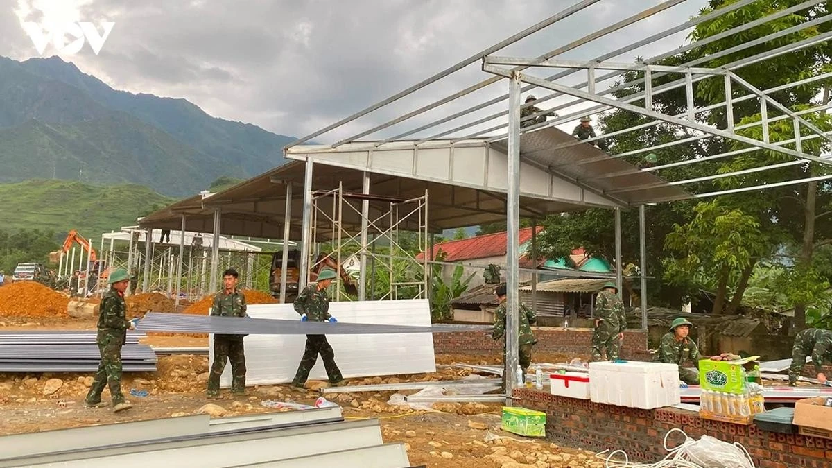 Bộ đội thần tốc xây nhà tái định cư cho dân.