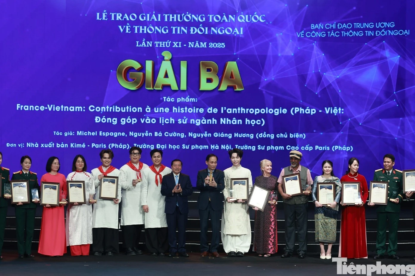Thủ tướng Phạm Minh Chính cùng các đồng chí lãnh đạo trao giải thưởng cho các tác giả và nhóm tác giả giành giải thưởng.